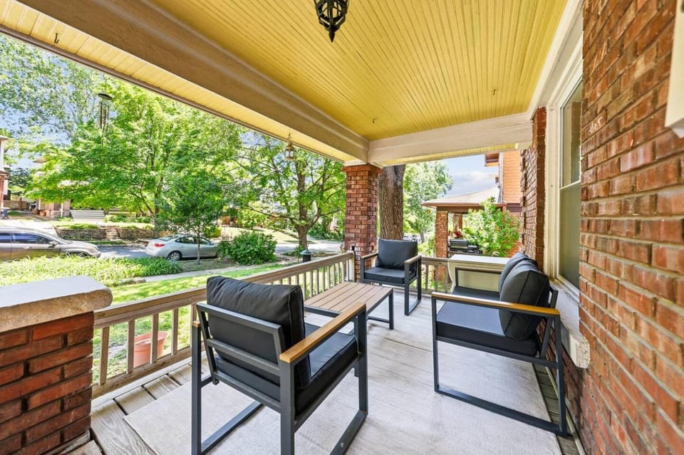 Charming 4BR Retreat w Patio Sunroom House in South Hyde Park