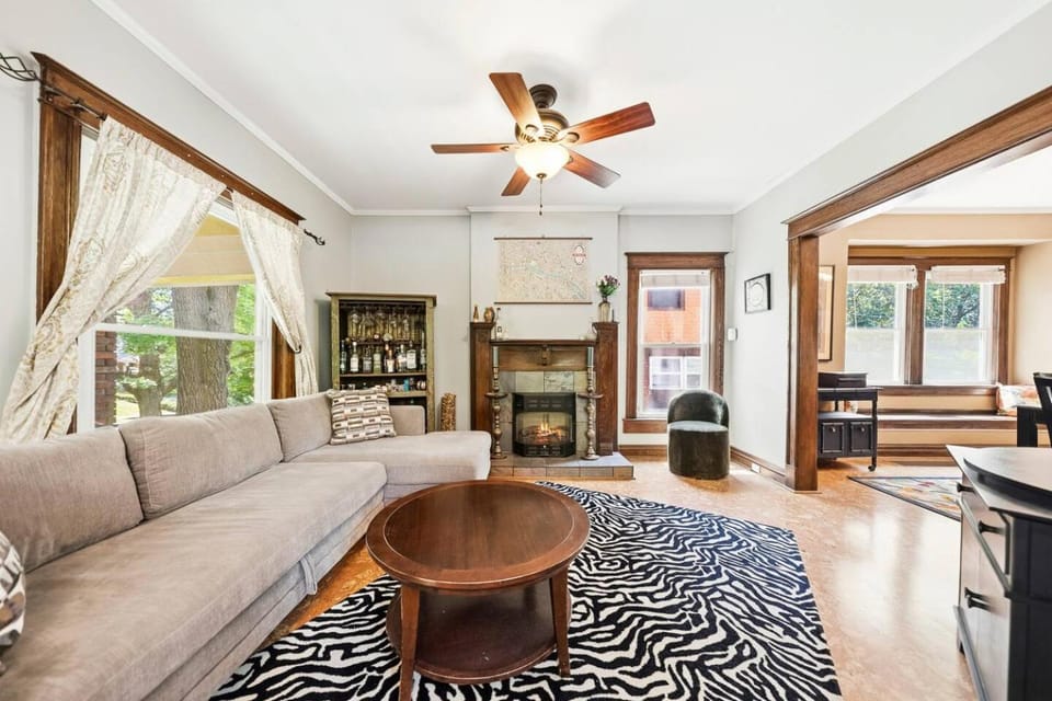 Charming 4BR Retreat w Patio Sunroom House in South Hyde Park