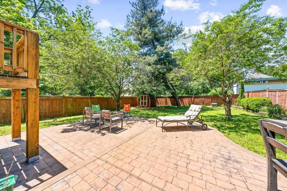 Charming 4BR Retreat w Patio Sunroom House in South Hyde Park