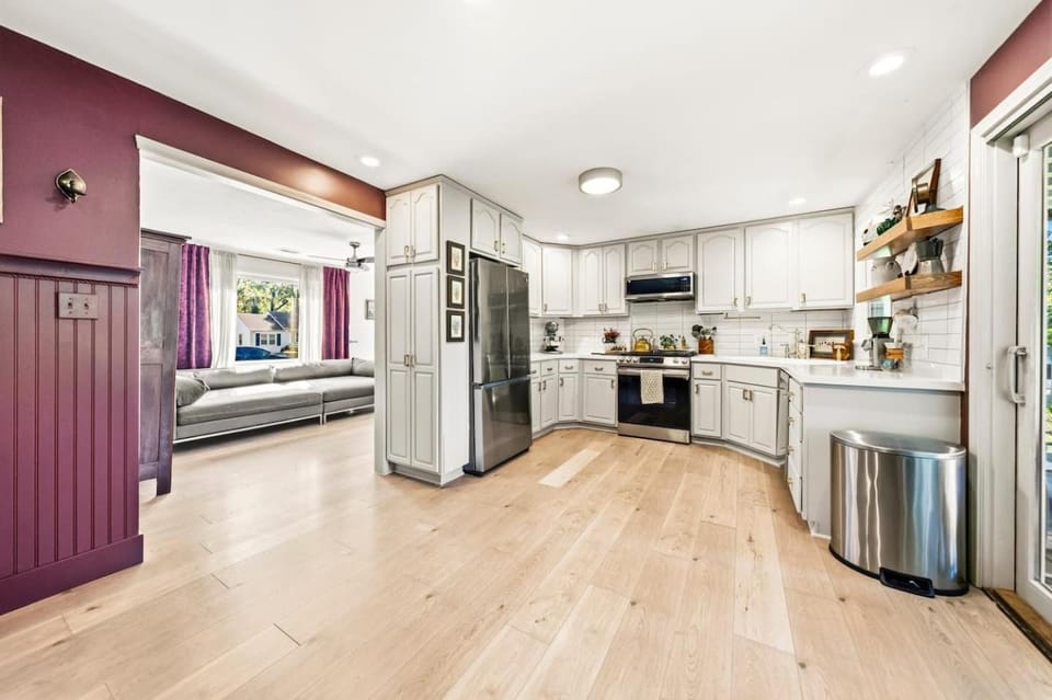 Charming 3BR Home w Spacious Backyard House in Overland Park