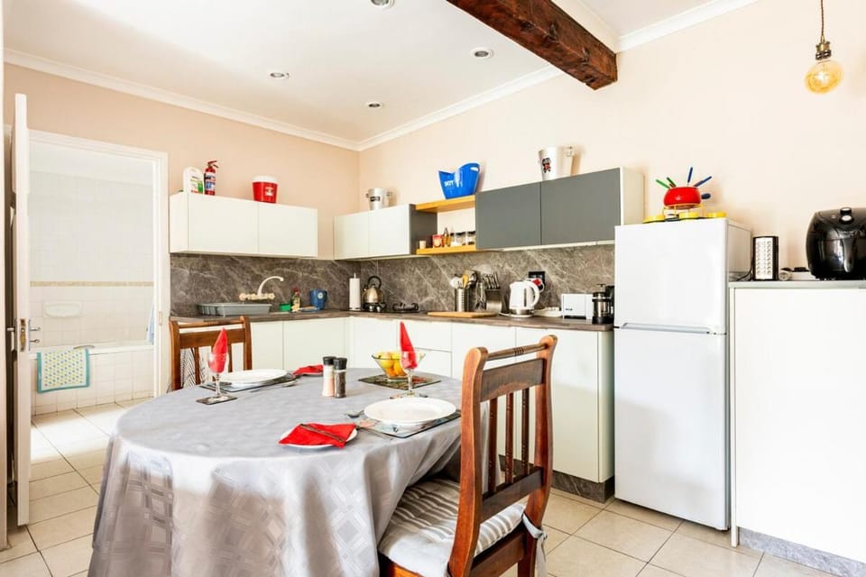 Coffee/tea facilities, Kitchen or kitchenette, Dining area, oven, stove