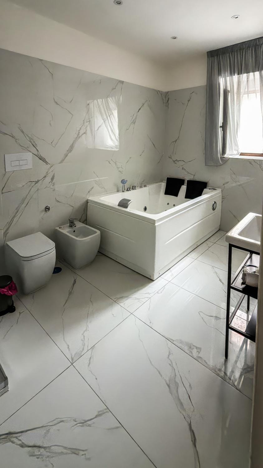 Hot Tub, Bathroom
