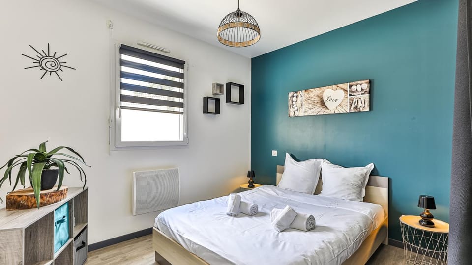 Bed, Photo of the whole room, towels