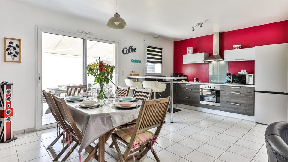 Kitchen or kitchenette, Dining area