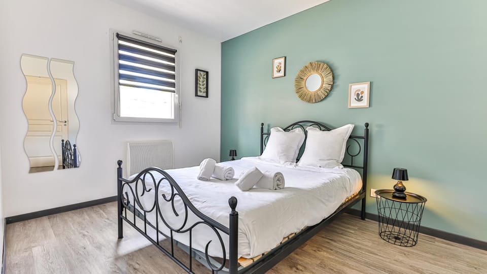 Bed, Photo of the whole room, towels