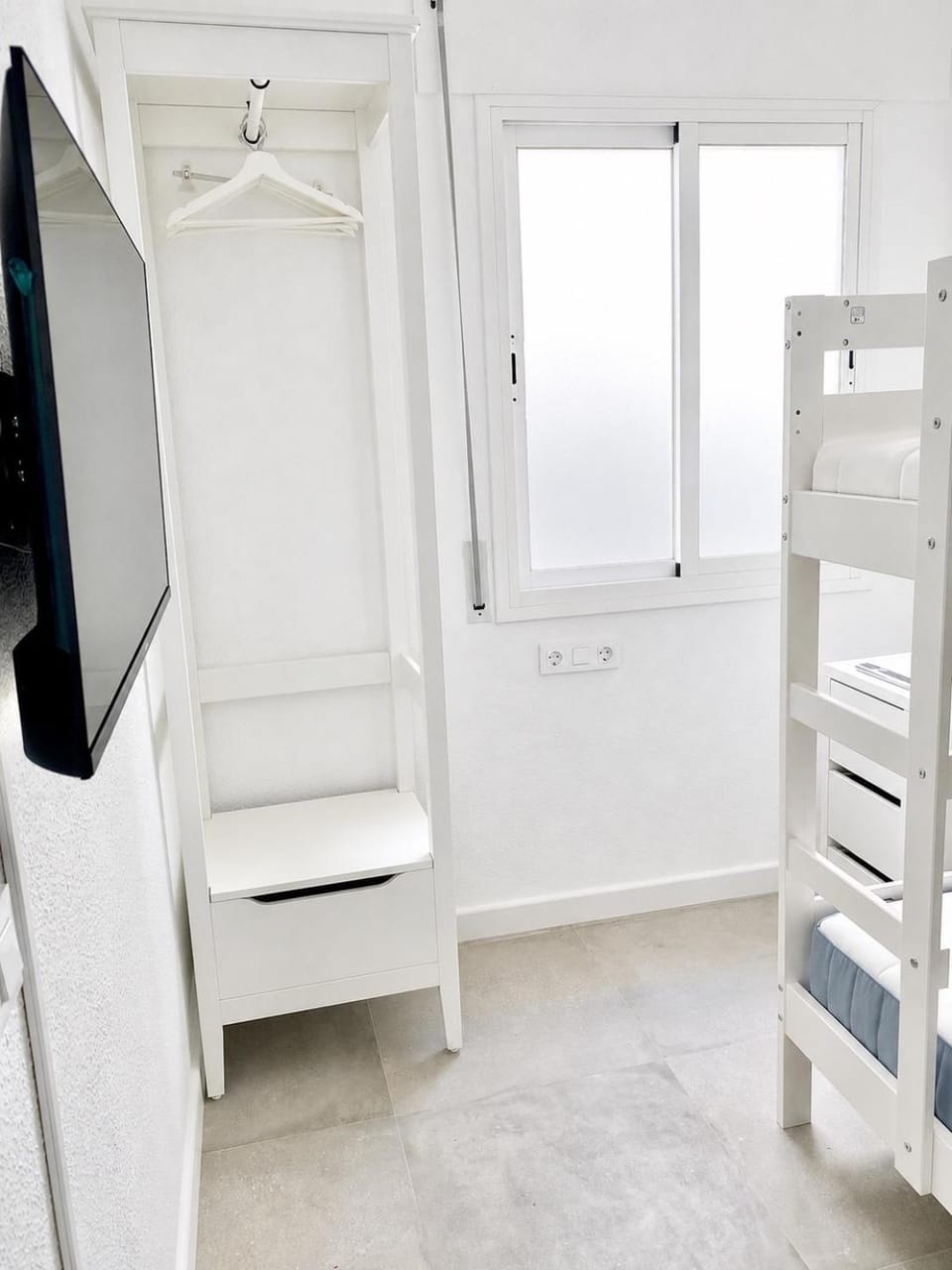 TV and multimedia, Bedroom, bunk bed, wardrobe