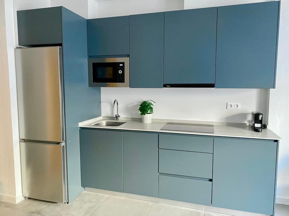 Kitchen or kitchenette, microwave, stove
