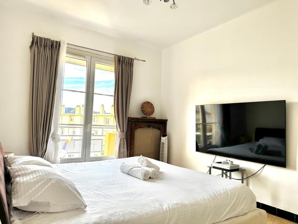 Bed, TV and multimedia, Photo of the whole room, Bedroom