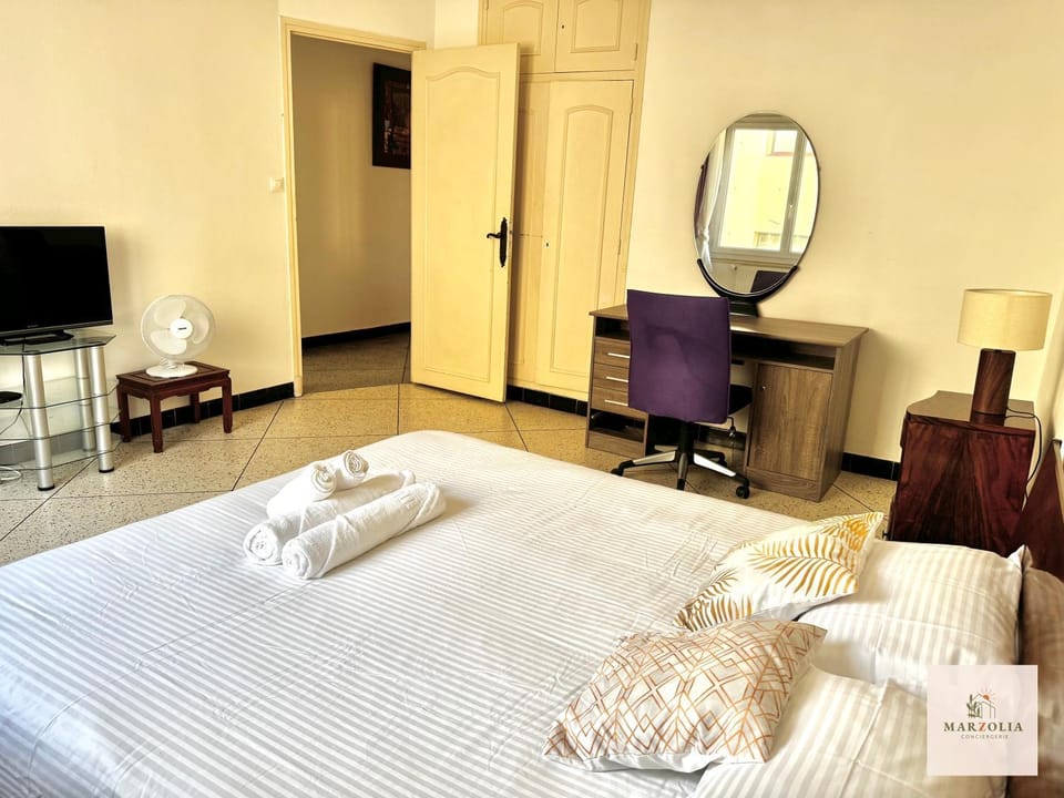 Photo of the whole room, Bedroom