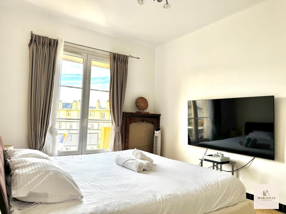 TV and multimedia, Photo of the whole room, Bedroom