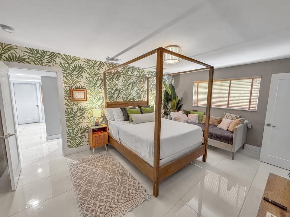 Bed, Seating area, Bedroom, wardrobe