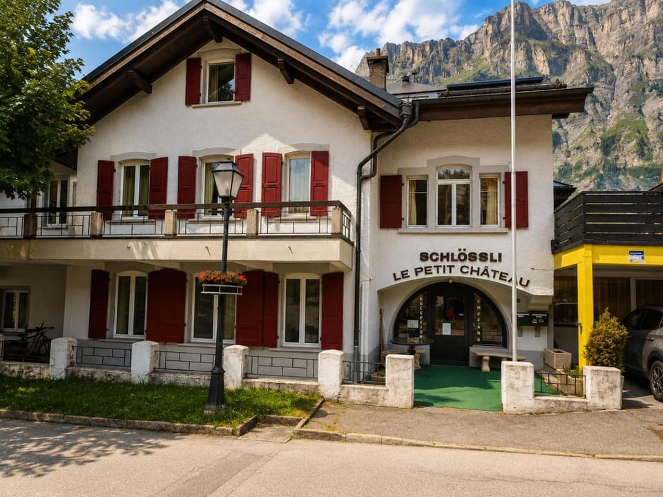 Property building, Facade/entrance, Spring, Day, Natural landscape, Mountain view, Street view