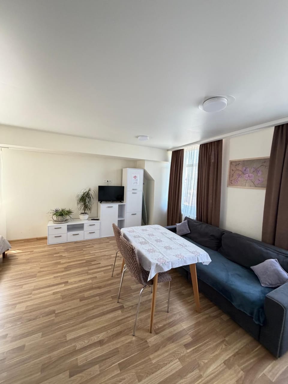 TV and multimedia, Living room, Seating area, Dining area