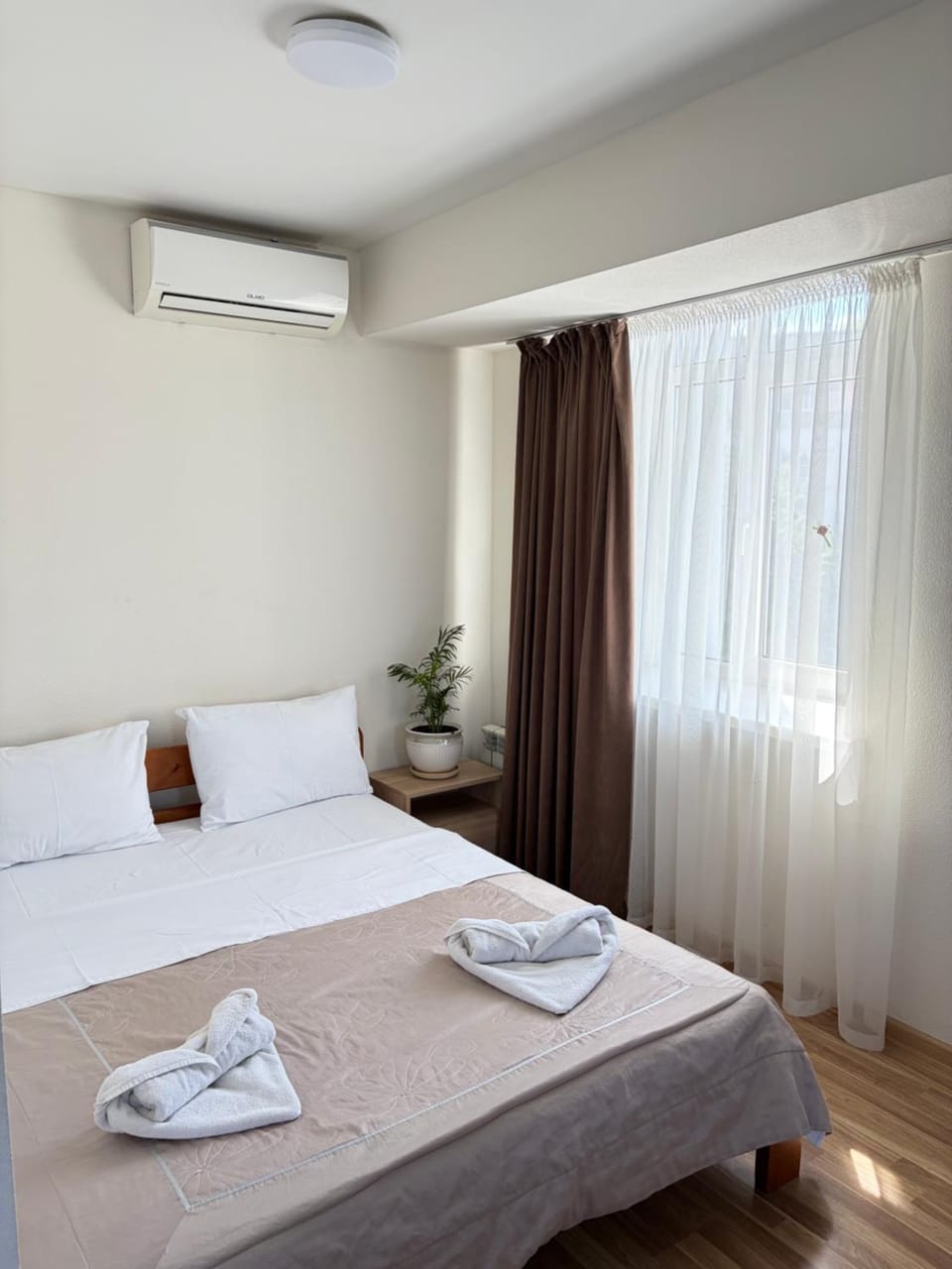 Bed, towels, air conditioner