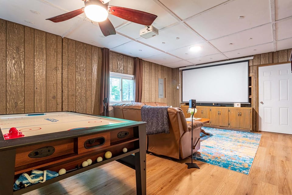 Sasquatch Hideaway Game Room Fire Pit House in Coolbaugh Township