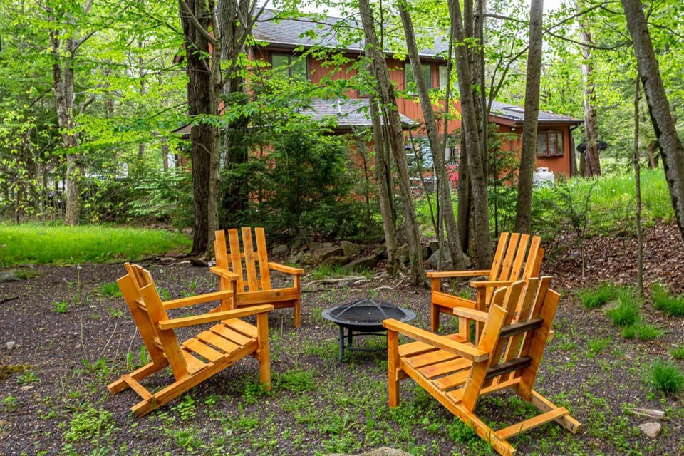 Sasquatch Hideaway Game Room Fire Pit House in Coolbaugh Township