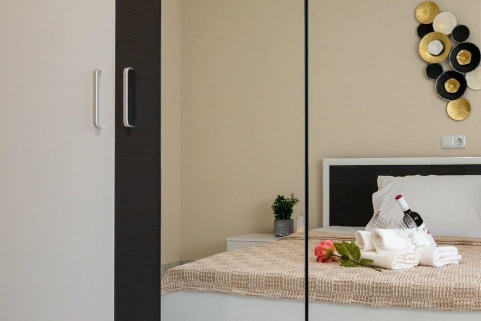 Bed, towels