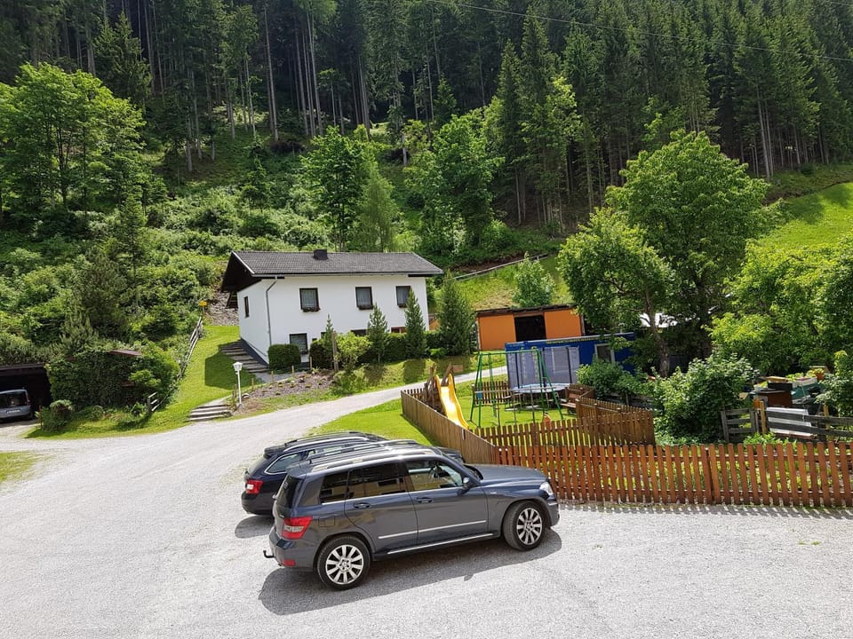 Property building, Day, Garden, Parking