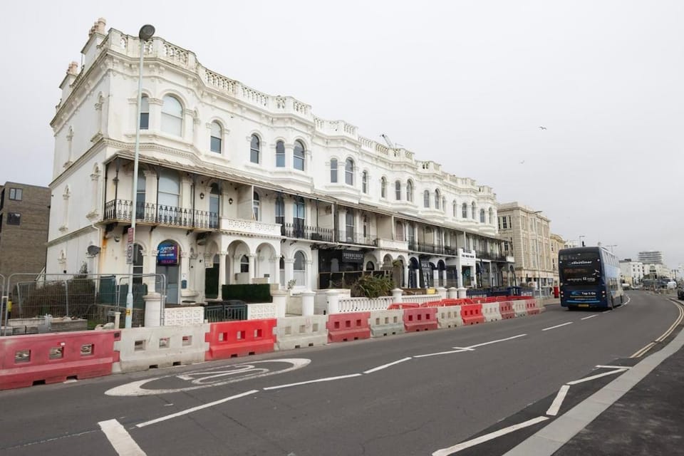Stylish 2 Bed Apartment Near the Beach Apartment in Worthing