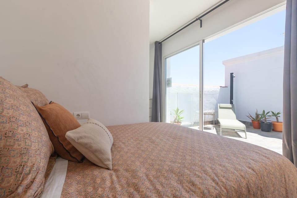 Bedroom, heating, towels, air conditioner