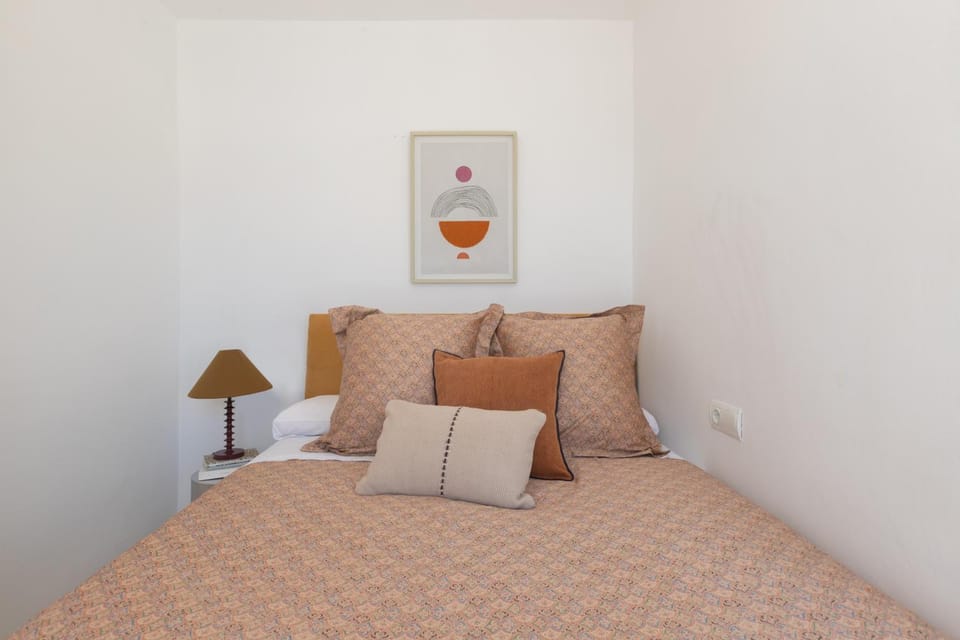 Bed, Bedroom, heating, towels, air conditioner