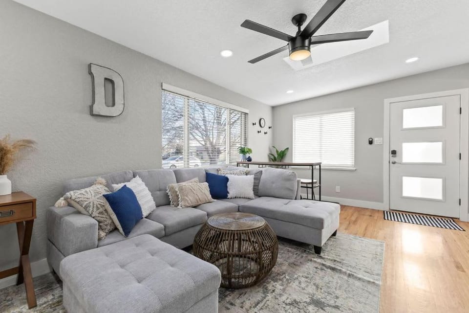 Sauna- Hot Tub- Garage Game Room- Outdoor Dining House in Arvada