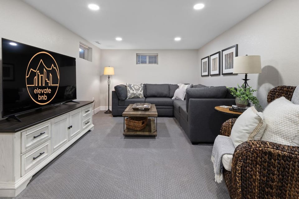 The Denver Retreat- Game Room & Hot Tub & Family House in Thornton