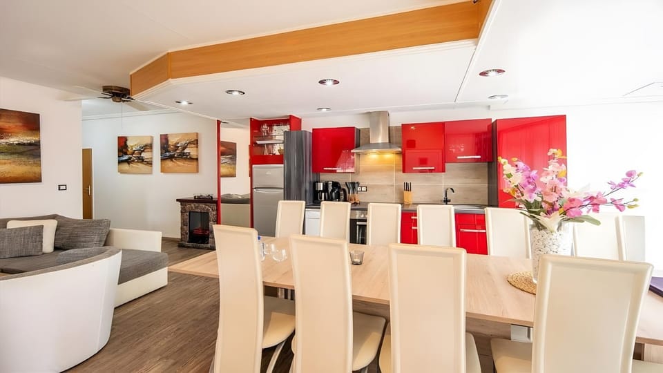 Property building, Kitchen or kitchenette, Living room
