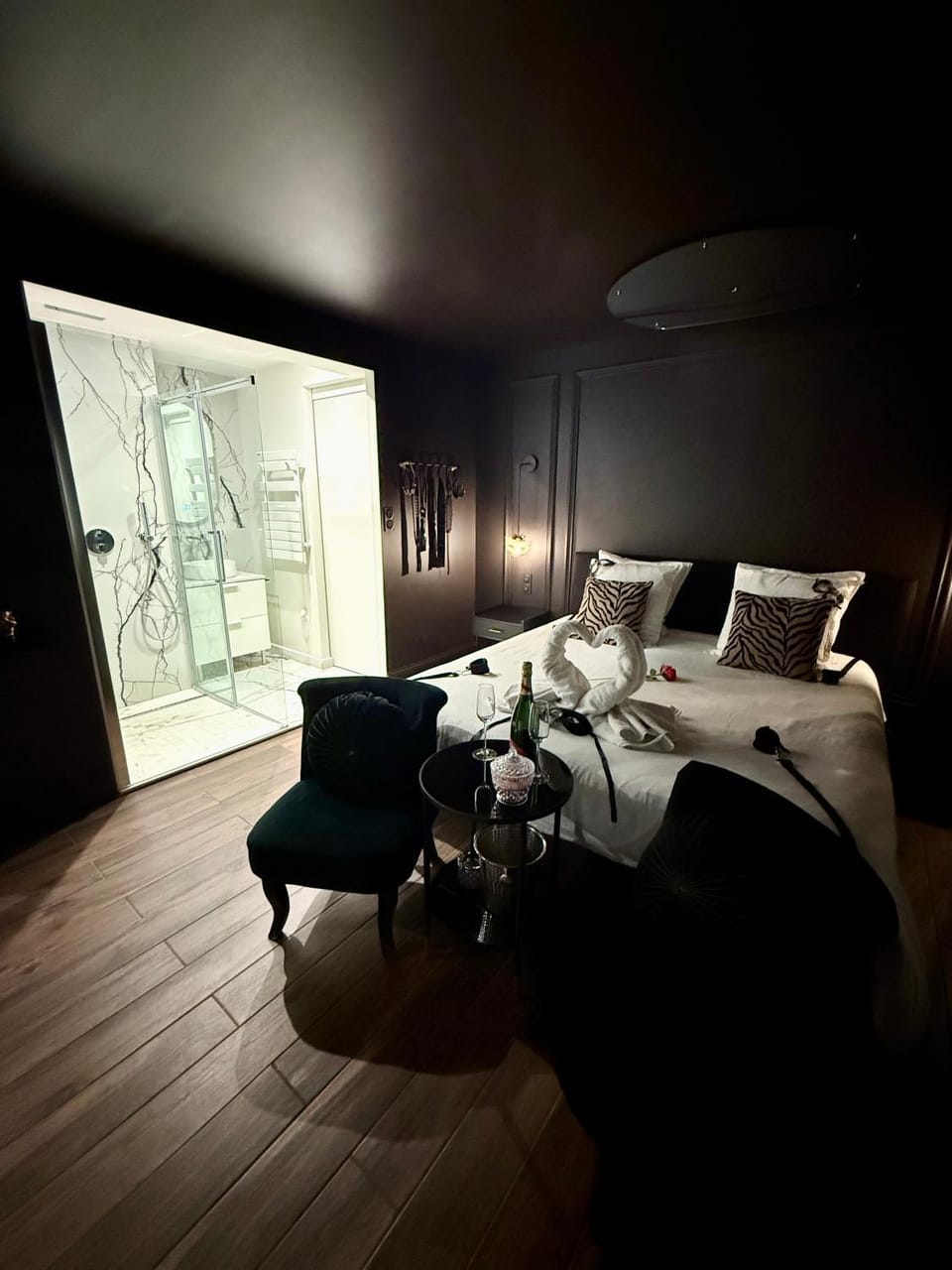 Bed, Photo of the whole room, Seating area, Bedroom, towels