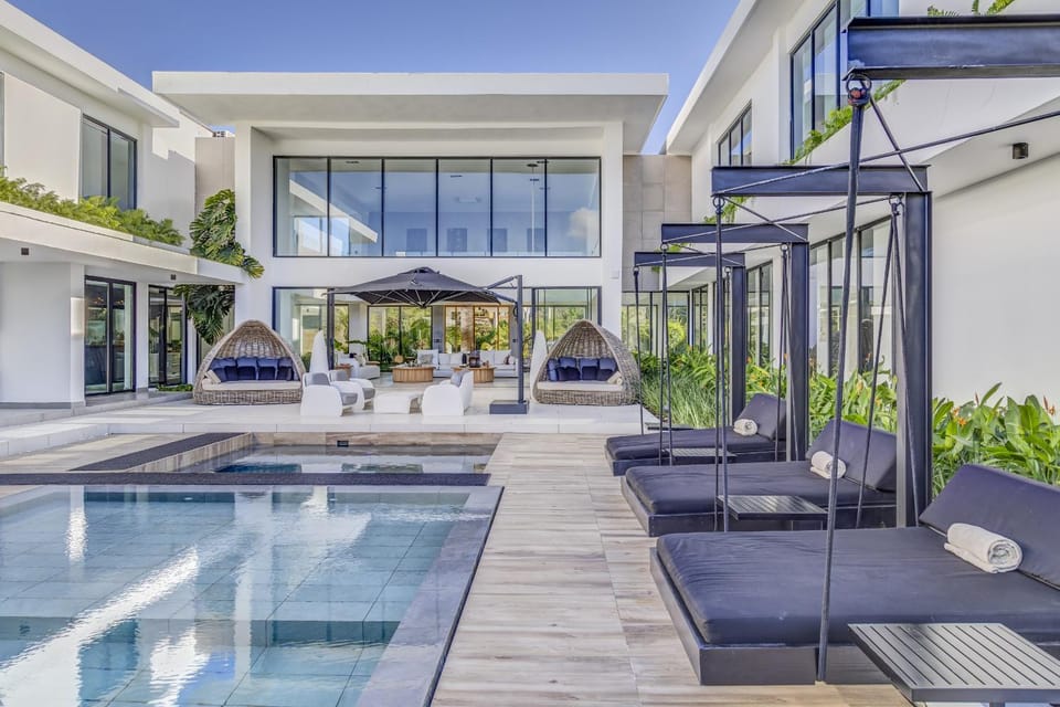 Property building, Patio, Day, Pool view, Swimming pool, sunbed
