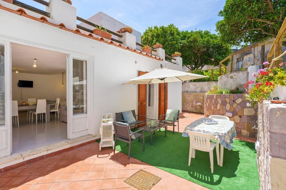 Property building, Balcony/Terrace, Living room