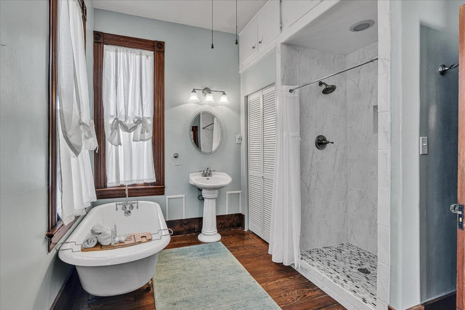 Shower, Toilet, Hot Tub, Bathroom, Bath, hair dryier, towels