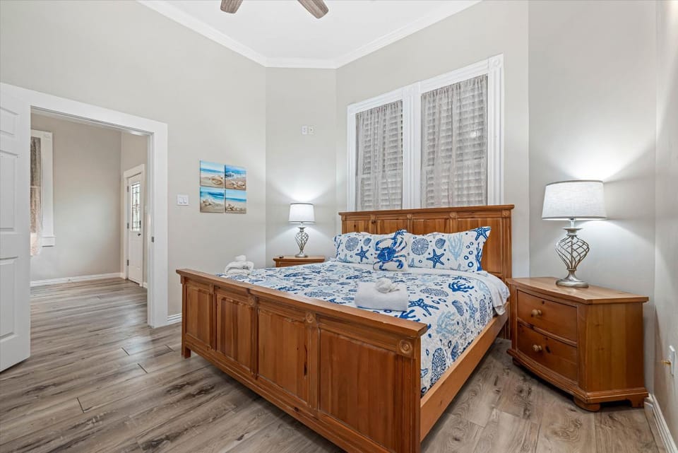 Bed, Day, Bedroom, towels