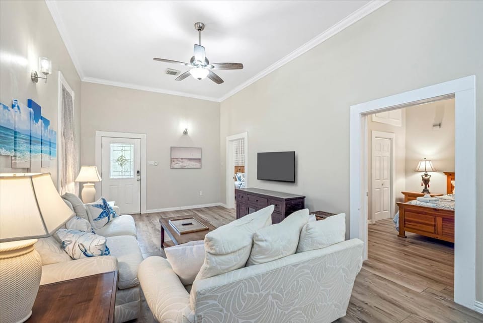 Facade/entrance, Day, TV and multimedia, Living room, Entertainment