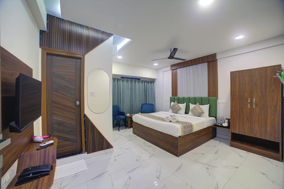 Bed, TV and multimedia, Photo of the whole room, Bedroom, towels, wardrobe