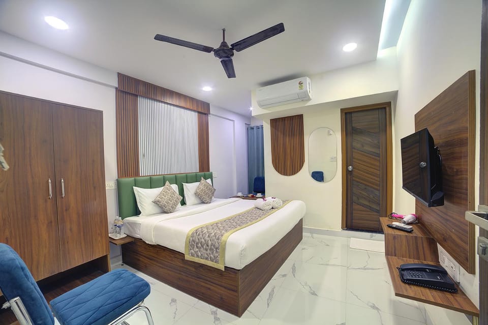Bed, TV and multimedia, Bedroom