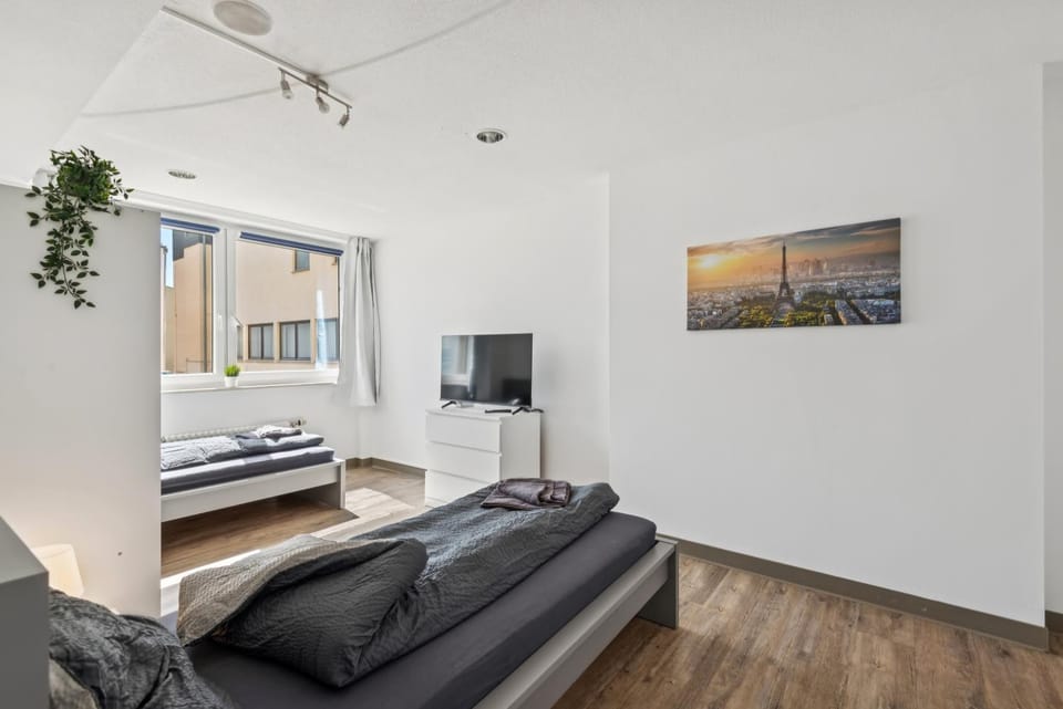 Bed, TV and multimedia, Photo of the whole room, Bedroom, wardrobe