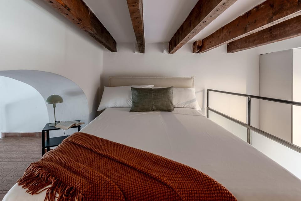 Spring, Bed, Day, Night, Winter, Summer, Bedroom, Autumn, Seasons, Time of day, heating, internet, soundproof, towels
