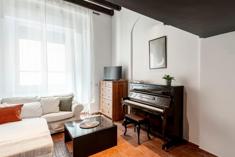 Spring, Bed, Day, Night, Winter, Summer, TV and multimedia, Living room, Seating area, Evening entertainment, Autumn, Entertainment, Seasons, Time of day, heating, internet, soundproof, towels, wardrobe, air conditioner