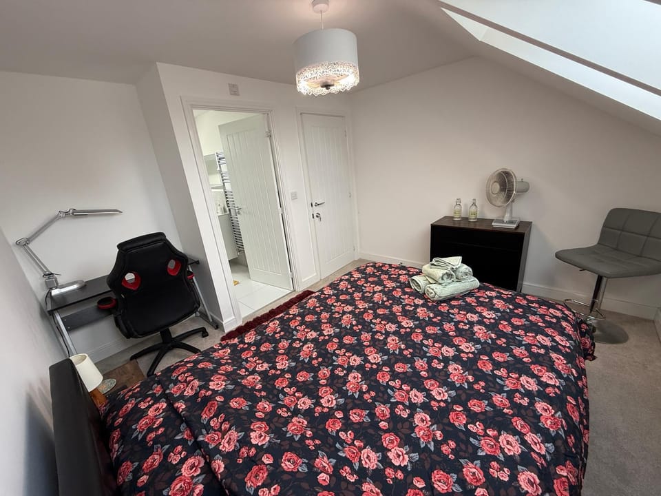 Bed, Photo of the whole room, Seating area, Bedroom
