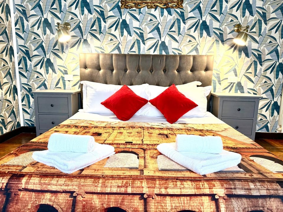 Bed, Living room, towels