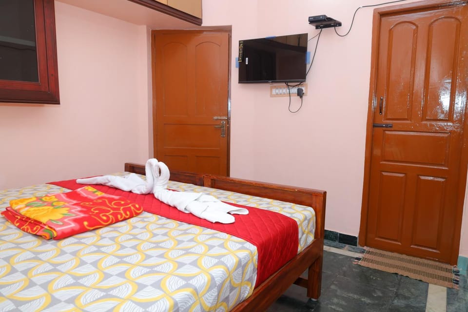 Bed, TV and multimedia, Photo of the whole room, Bedroom, wardrobe