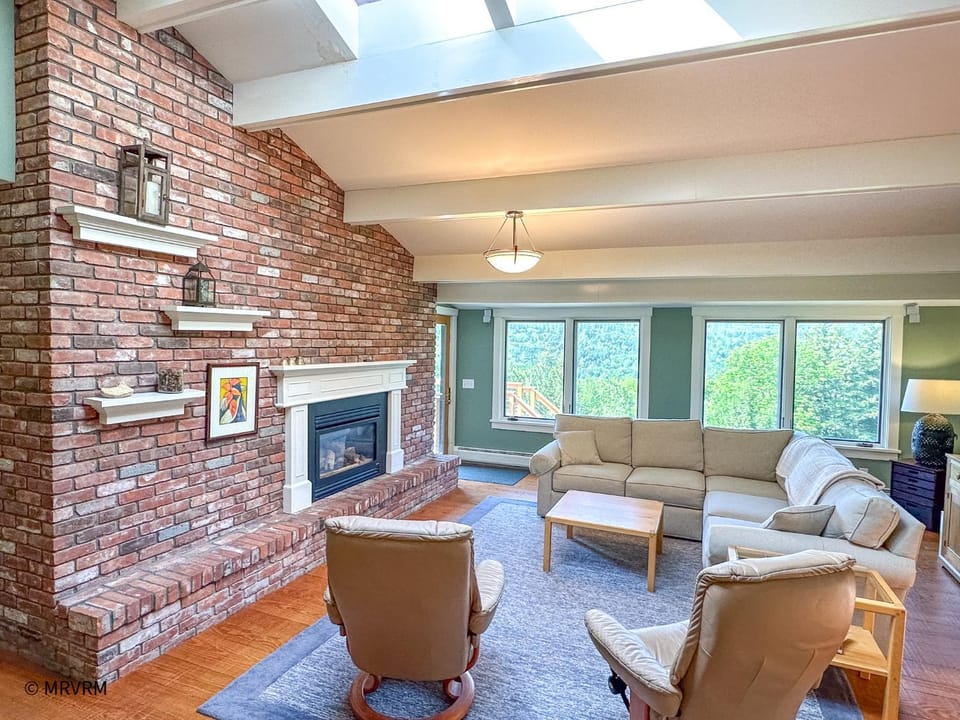 Breathtaking Views 7 Bedroom Estate wHot Tub House in Waitsfield