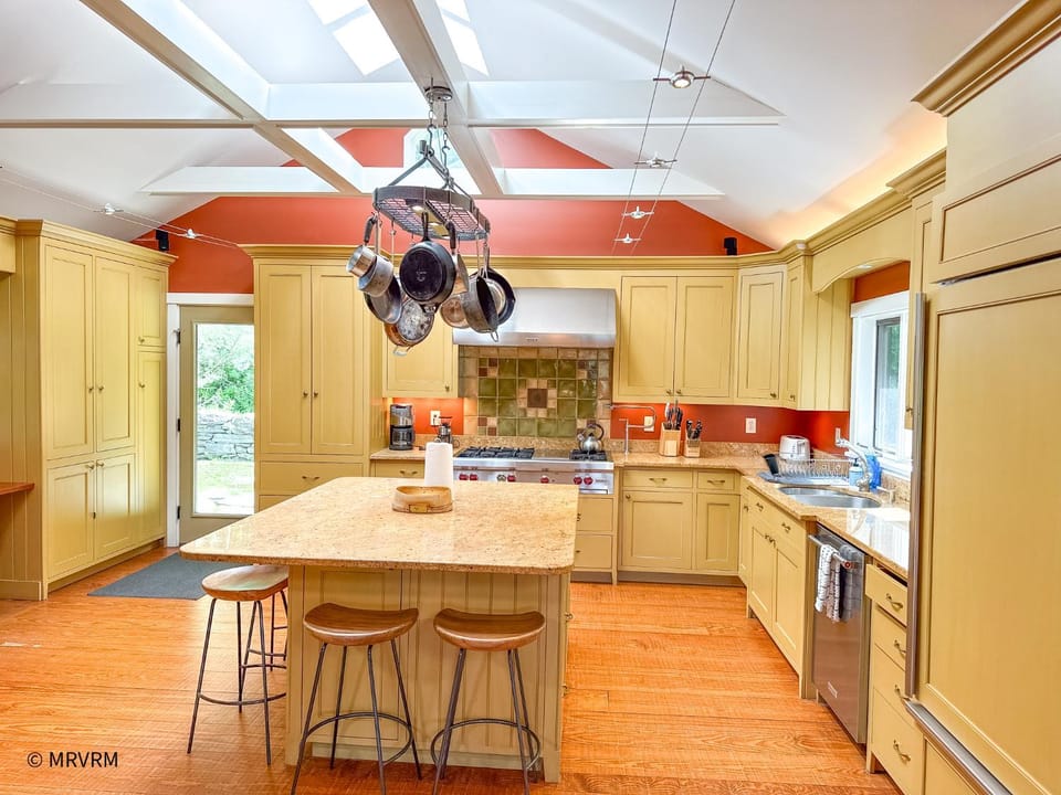 Breathtaking Views 7 Bedroom Estate wHot Tub House in Waitsfield