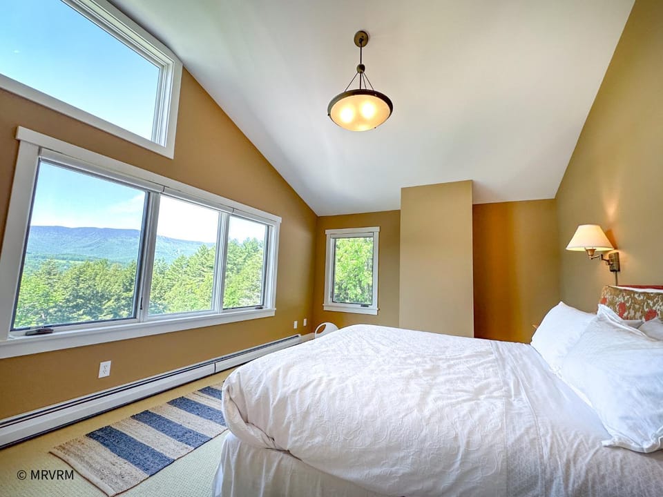 Breathtaking Views 7 Bedroom Estate wHot Tub House in Waitsfield