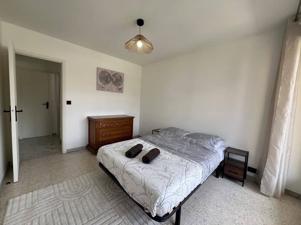 Photo of the whole room, Bedroom, air conditioner