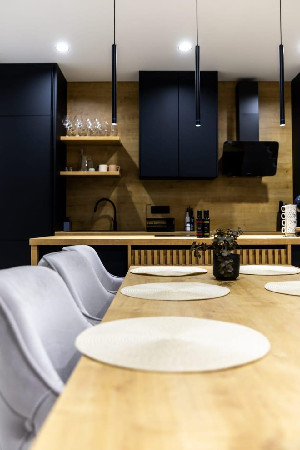 Kitchen or kitchenette, Dining area