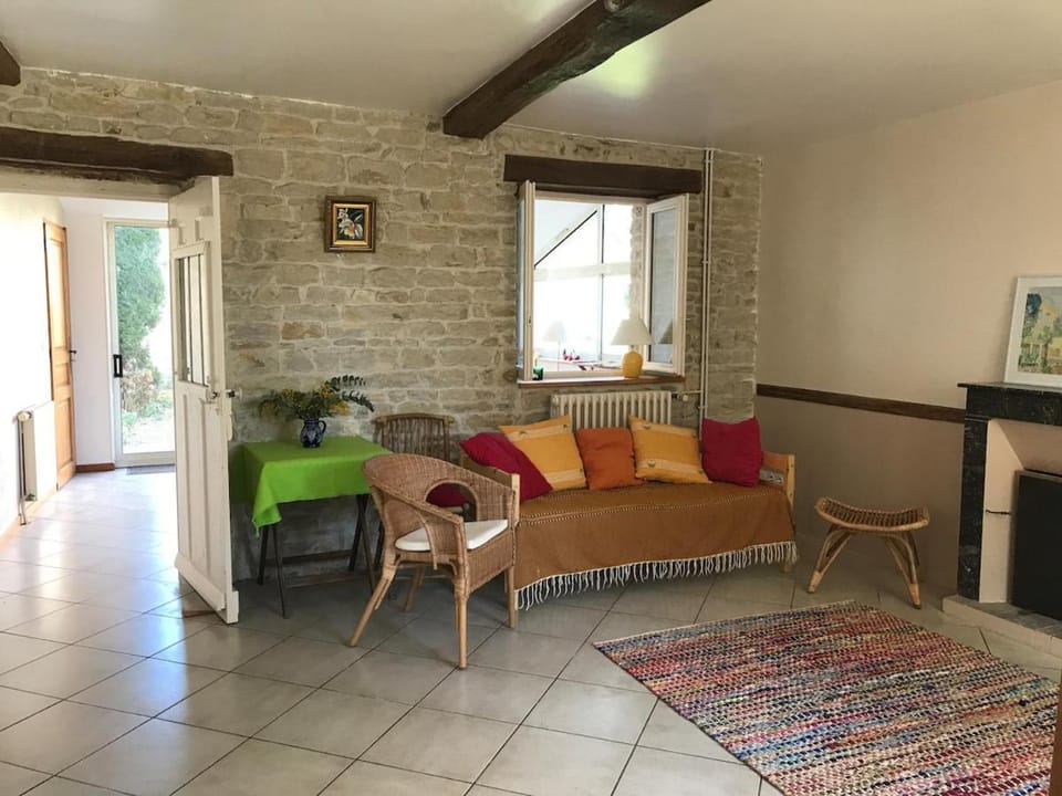 Jolie maison ancienne avec jardin, au calme et avec vue sur la campagne House in Bourgogne-Franche-Comté
