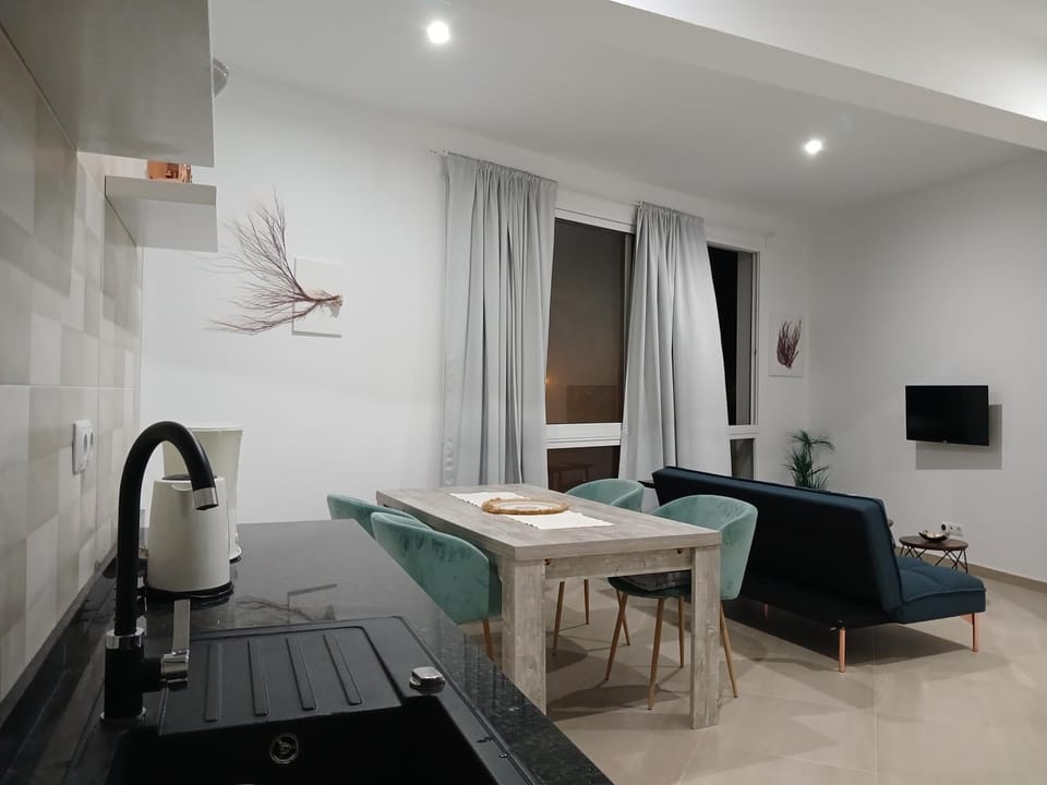 TV and multimedia, Kitchen or kitchenette, Living room, Dining area