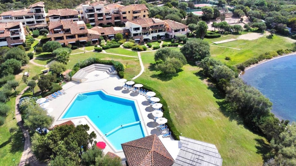 Property building, Bird's eye view, Swimming pool, sunbed